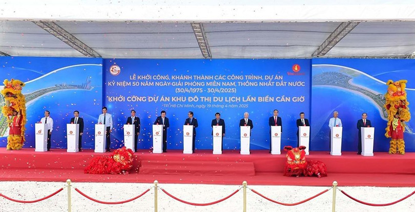 Các đại biểu thực hiện nghi thức bấm nút khởi công Khu đô thị du lịch lấn biển Cần Giờ - Vinhomes Green Paradise và tạo cú hích truyền thông mạnh mẽ vinhomes-1.jpg