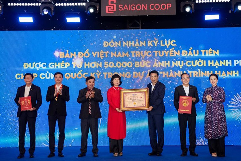 Saigon Co.op đón nhận kỷ lục Việt Nam - Bản đồ Việt Nam trực tuyến được ghép từ 50.000 nụ cười hạnh phúc chụp cùng Quốc kỳ. coop-mark-2.jpg