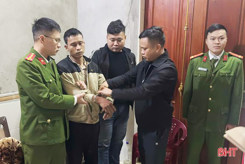 Lực lượng chức năng khám xét chỗ ở của Trần Quang Trường, thu giữ 251 viên nén màu hồng là ma túy loại Methamphetamine, có khối lượng 22,72g. bqbht_br_imagesthumbba8d9fc3-5e9b-4405-80ea-9a3fd371d4f5.jpg