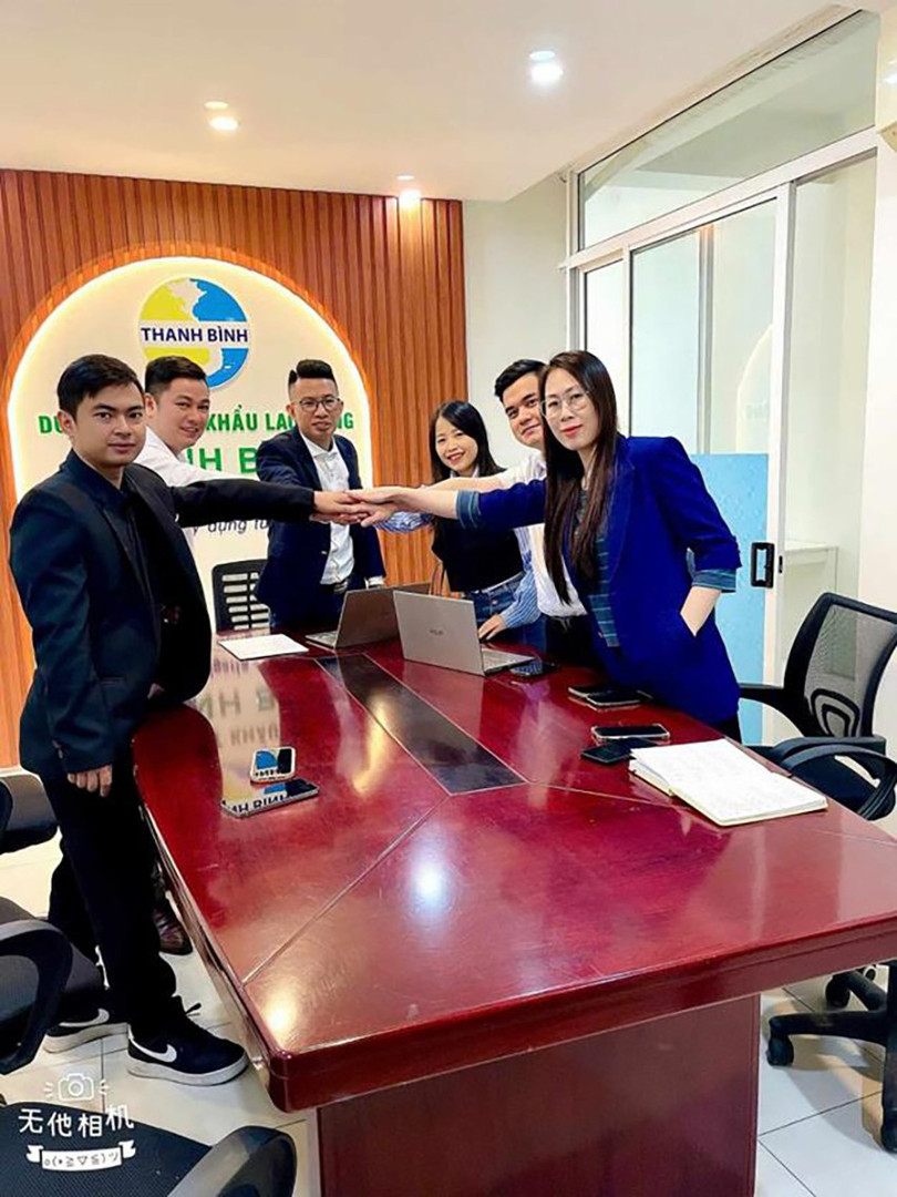 Giám đốc Nguyễn Thanh Bình cùng các cộng sự cam kết minh bạch thông tin, quy trình, đảm bảo người lao động hiểu rõ quyền lợi và nghĩa vụ của mình trước khi ký kết hợp đồng. nguoi-nuoc-ngoai-4.jpg