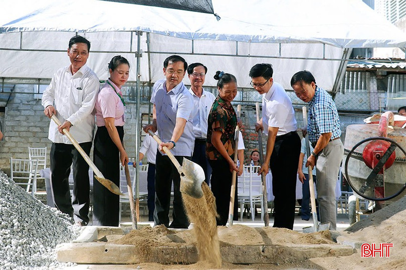 Các đại biểu làm lễ động thổ xây dựng công trình.