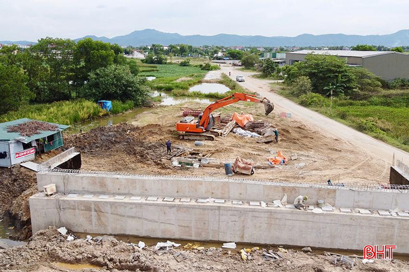 Công nhân tập trung thi công hạng mục cầu Sú thuộc gói thầu “Nâng cấp tuyến đường vượt lũ cầu Cày - đường tránh TP Hà Tĩnh”. IMG_0934 copy.jpg