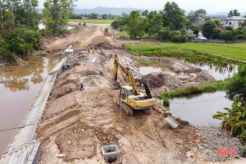Nhờ thực hiện đồng bộ các giải pháp, đến nay, gói thầu “Xây dựng hệ thống kè kết hợp đường quản lý và chỉnh trang các tuyến đường hiện trạng” đã hoàn thành khoảng 25% khối lượng. IMG_0936 copy.jpg