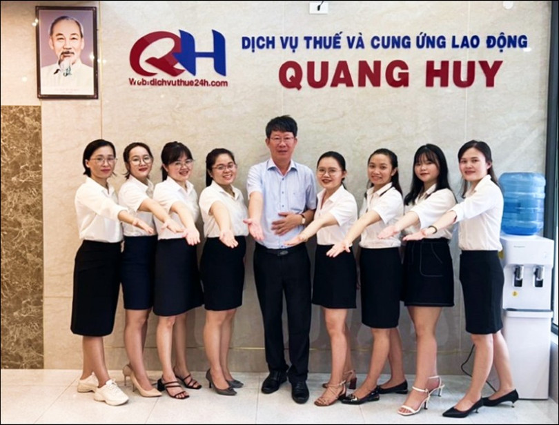CEO Lưu Văn Tuấn (ở giữa) và đội ngũ chuyên gia của Thuế Quang Huy cong-ty-tnhh-3.jpg