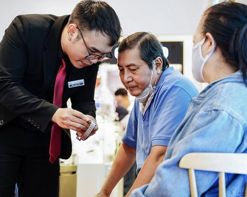 Nhân viên tại Hải Triều luôn tận tình hướng dẫn khách hàng dong-ho-2.jpg