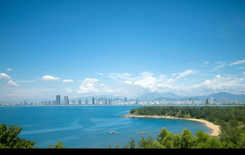 Bãi biển Mỹ Khê - địa điểm đến lý tưởng vào dịp hè. Nguồn:Shutterstock diem-den-hap-dan-2.jpg