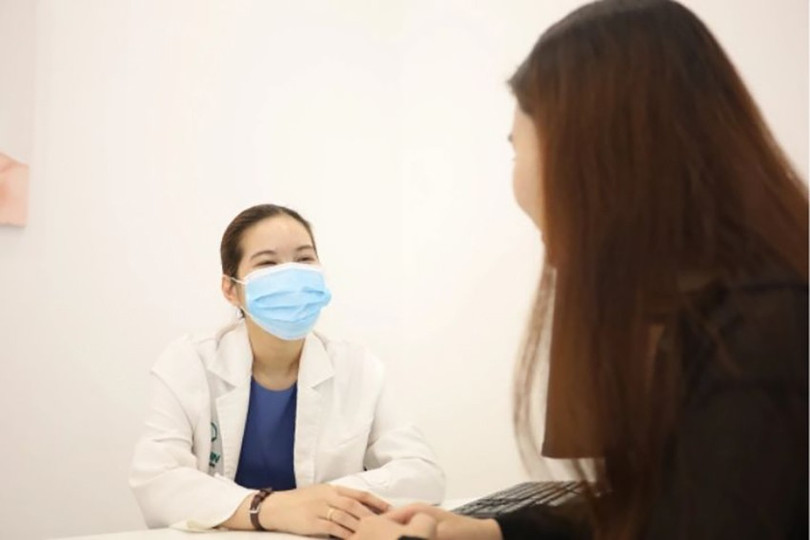 Bác sĩ Phạm Nguyễn Trâm Anh thăm khám cho bệnh nhân kham-da-lieu-3.jpg