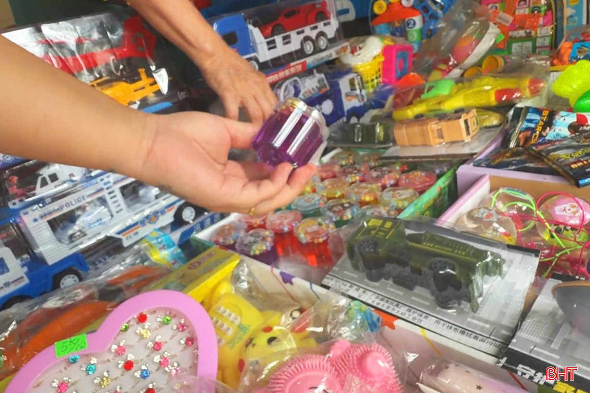Slime được bày bán tràn lan tại phường Thành Sen, tỉnh Hà Tĩnh.