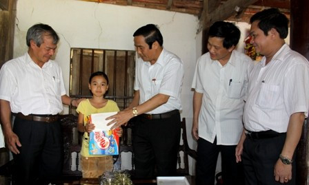 Lãnh đạo tỉnh Hà Tĩnh tặng quà cho cháu Trần Thị Hồng Nhung