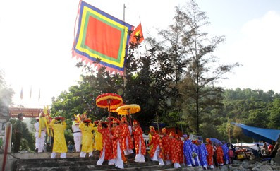Ban Thường trực Hội đồng làm lễ dâng hương Con, cháu dòng tộc Họ Lê tại Hà Tĩnh ruớc lễ về đền thờ