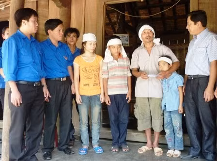 ....và thăm hỏi động viên gia đình em Hoàng Thị Bích Thảo