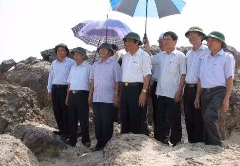 Nguyên Chủ tịch nước thăm công trình mỏ sắt Thạch Khê.