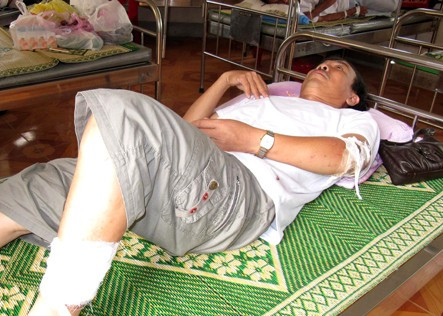 Ông Phạm Lê Huân bị lâm tặc chém trọng thương đang phải điều trị tại bệnh viện Cửa Đông (Nghệ An).