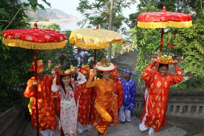 Ban Thường trực Hội đồng làm lễ dâng hương Con, cháu dòng tộc Họ Lê tại Hà Tĩnh ruớc lễ về đền thờ