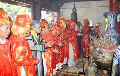 Ban Thường trực Hội đồng làm lễ dâng hương Con, cháu dòng tộc Họ Lê tại Hà Tĩnh ruớc lễ về đền thờ