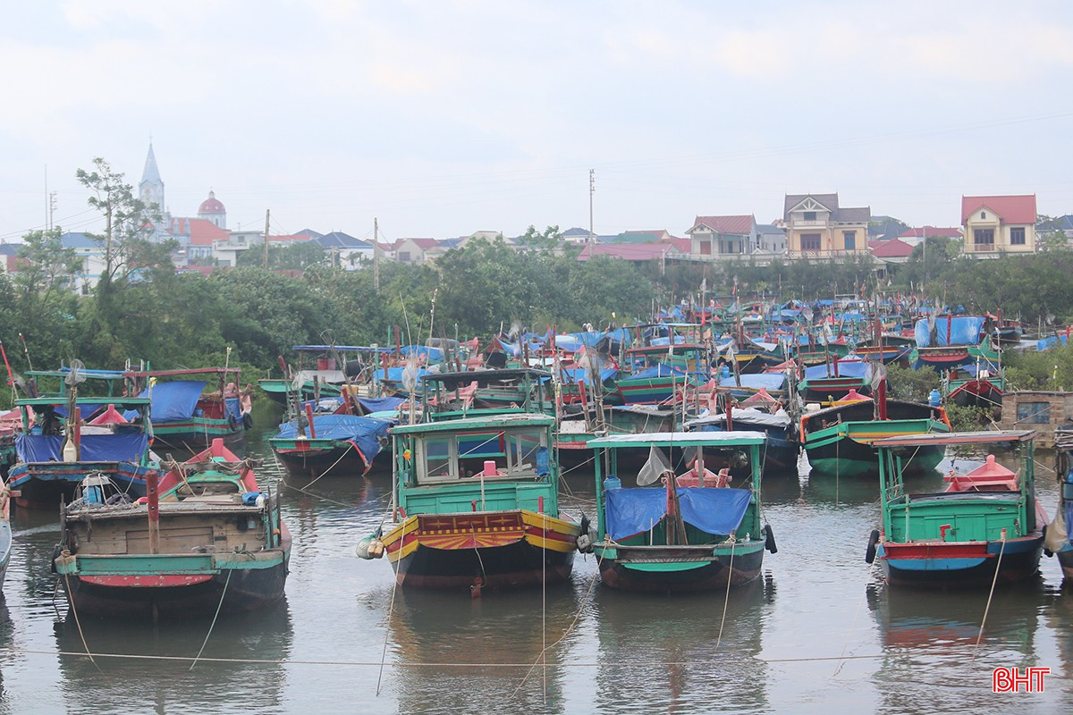 នៅក្នុងឃុំ Thien Cam ដែលរងការខូចខាតយ៉ាងធ្ងន់ធ្ងរពីព្យុះទី ៥ កាលពីខែសីហាឆ្នាំមុន នៅពេលដែលទូករាប់សិបគ្រឿងត្រូវបានលិចដោយរលក ការថប់បារម្ភត្រូវបានបង្ហាញនៅលើមុខអ្នកនេសាទ។ ការរៀនសូត្រពីបទពិសោធន៍ ពេលនេះការងារបង្ការត្រូវបានដាក់ពង្រាយកាន់តែខ្លាំង។ bqbht_br_t3.jpg