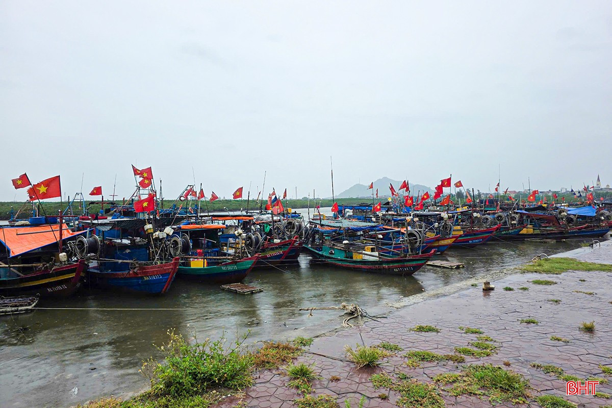 ប្រជានេសាទ Nguyen Van Binh (ភូមិ Giang Ha ឃុំ Loc Ha) បានឲ្យដឹងថា៖ “គ្រួសារខ្ញុំទាំងមូលរស់ដោយសារទូកនេសាទនេះ ខ្យល់ព្យុះកំពុងមកយ៉ាងលឿន ដូច្នេះយើងត្រូវប្រមូលផ្តុំកម្លាំង និងបំពេញការងារឲ្យអស់ពីសមត្ថភាព។ យើងប្រើសំបកកង់ចាស់ បន្ថែមខ្សែបន្ថែម ហើយចងទូកយ៉ាងប្រុងប្រយ័ត្ន មិនហ៊ានធ្វេសប្រហែសសូម្បីតែមួយនាទី”។ bqbht_br_t6.jpg