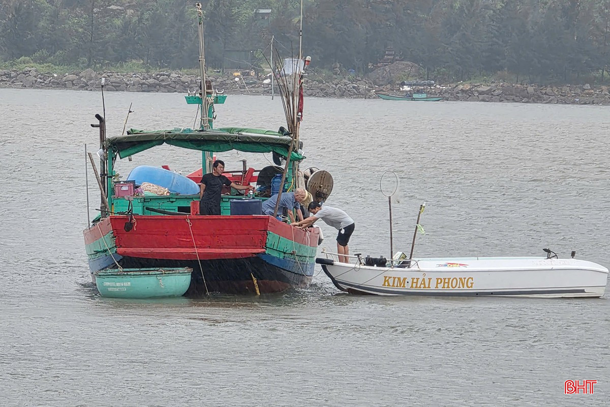 អ្នកនេសាទយល់ថា នៅចំពោះមុខអំណាចនៃធម្មជាតិ ភាពសកម្ម និងការប្រុងប្រយ័ត្ន គឺជាកត្តាសំខាន់ក្នុងការកាត់បន្ថយការខូចខាត។ នេះមិនត្រឹមតែការពារទ្រព្យសម្បត្តិប៉ុណ្ណោះទេ ប៉ុន្តែថែមទាំងការពារជីវភាពរស់នៅពីការគំរាមកំហែងដោយផ្ទាល់ពីព្យុះដ៏ធំមួយដែលត្រូវបានគេព្យាករណ៍ថានឹងមានកម្លាំងខ្លាំង និងផ្លាស់ទីយ៉ាងលឿន។ bqbht_br_t7.jpg