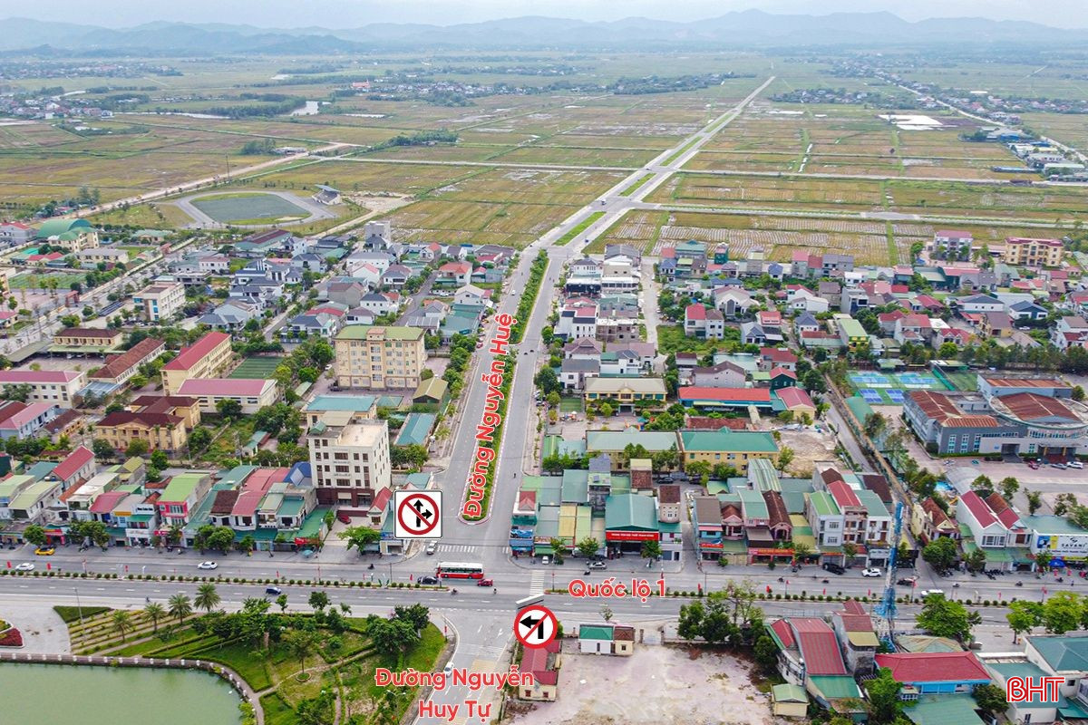 Nút giao giữa quốc lộ 1 với đường Nguyễn Huệ thường xuyên xảy ra tai nạn giao thông do người dân điều khiển phương tiện không tuân thủ các biển cấm rẽ. bqbht_br_duong-nguyen-hue-2.jpg