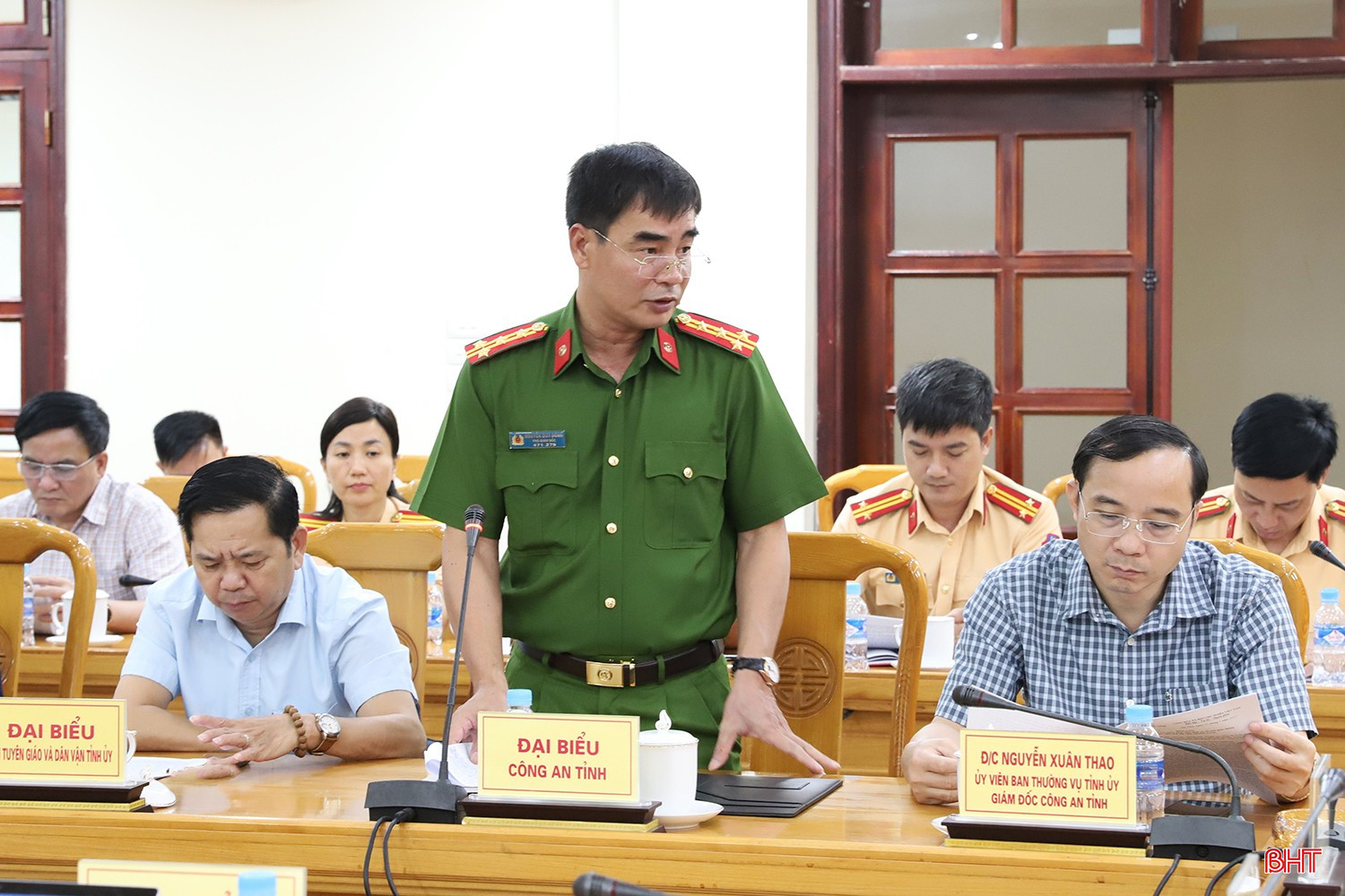 Đại tá Nguyễn Duy Đông - Phó Giám đốc Công an tỉnh báo cáo về vụ TNGT làm 10 người chết, 15 người bị thương. bqbht_br_lat-xe-10-nguoi-chet-1.jpg