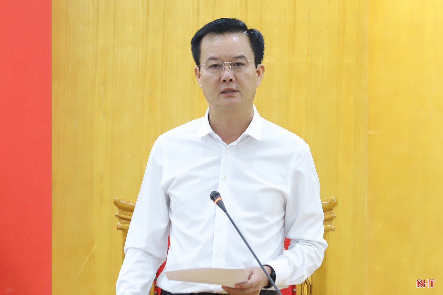 Phó Chủ tịch UBND tỉnh Trần Báu Hà phát biểu tại cuộc họp. bqbht_br_lat-xe-10-nguoi-chet-4.jpg
