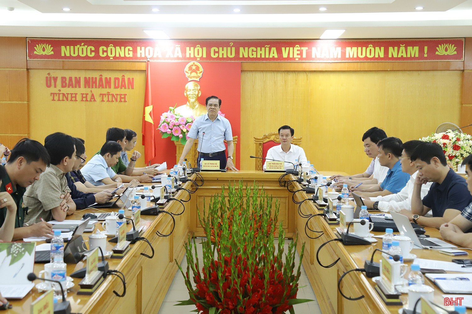 Chủ tịch UBND tỉnh Võ Trọng Hải và Phó Chủ tịch UBND tỉnh Trần Báu Hà chủ trì cuộc họp đánh giá nguyên nhân, triển khai khắc phục hậu quả vụ lật xe khách làm 10 người tử vong, 15 người bị thương. bqbht_br_lat-xe-10-nguoi-chet.jpg