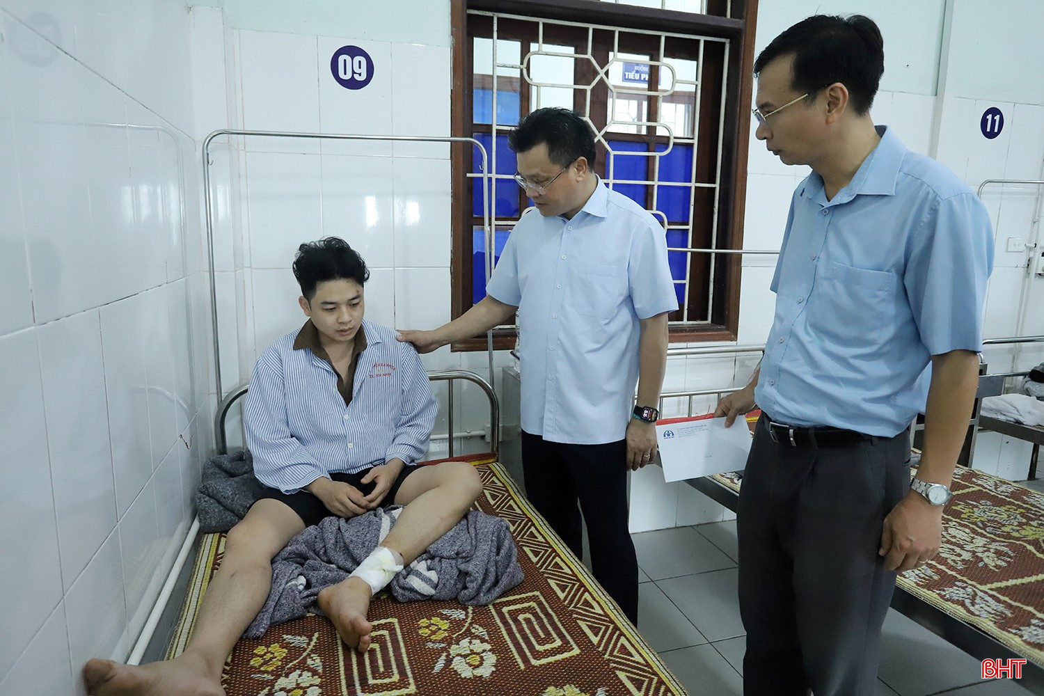 Đoàn chia sẻ với những nỗi đau mà bệnh nhân đang gánh chịu và mong muốn các bệnh nhân nhanh chóng ổn định tinh thần, vượt qua nỗi đau để sớm trở về với gia đình. bqbht_br_tai-nan-10-nguoi-chet-6.jpg