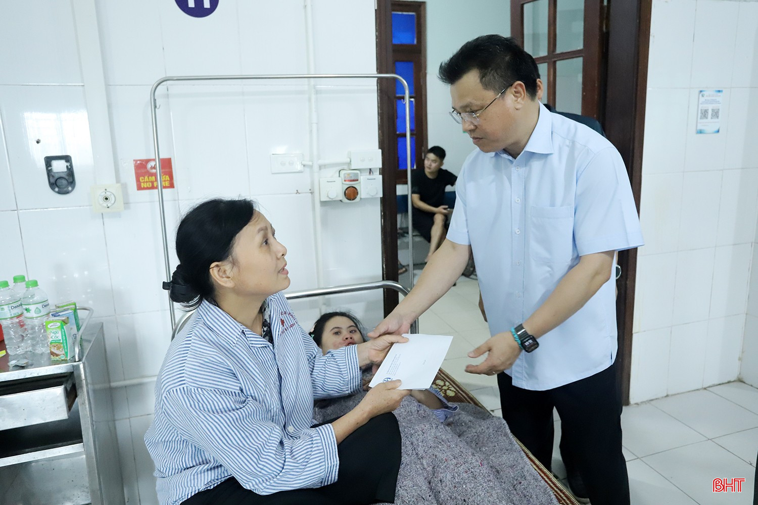 Cũng trong chiều nay, Phó Chủ tịch chuyên trách Ủy ban ATGT Quốc gia Lê Kim Thành và đoàn công tác cũng đã đến Bệnh viện Đa khoa TX Kỳ Anh thăm hỏi, hỗ trợ nạn nhân trong vụ TNGT đặc biệt nghiêm trọng. bqbht_br_tai-nan-10-nguoi-chet-2411.jpg