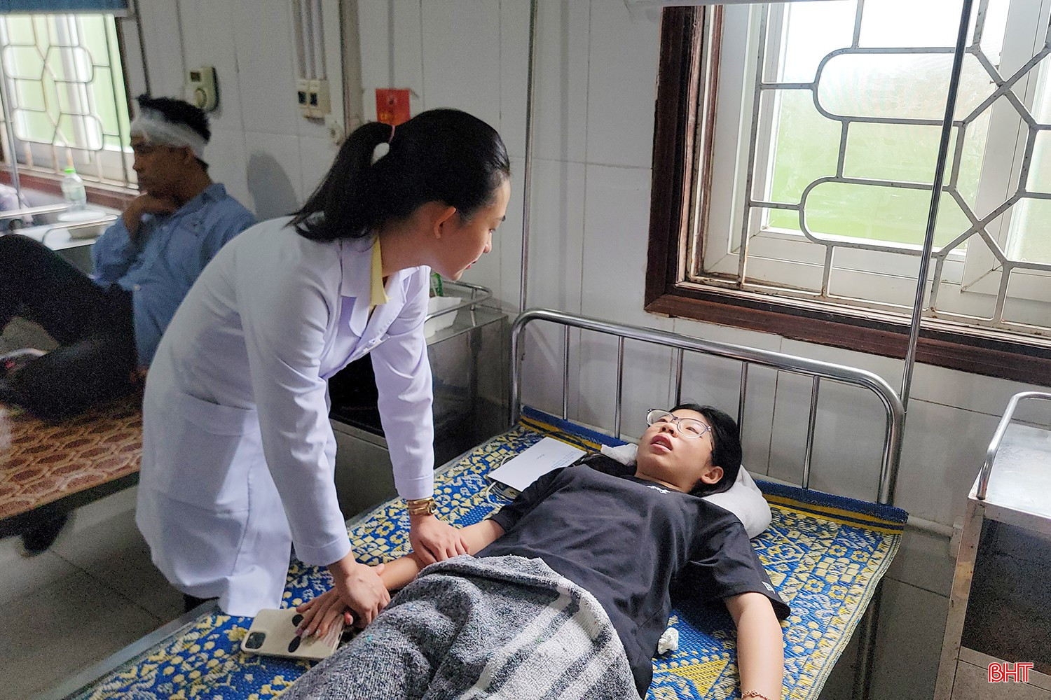 Các y, bác sĩ chăm sóc cho hành khách vụ lật xe. bqbht_br_tai-nan-101.jpg