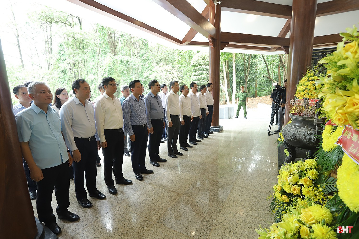 Đồng chí Lê Minh Hưng – Ủy viên Bộ Chính trị, Bí thư Trung ương Đảng, Trưởng ban Tổ chức Trung ương cùng đoàn công tác và lãnh đạo tỉnh Nghệ An, tỉnh Hà Tĩnh dâng hoa, dâng hương tại Khu di tích lịch sử Ngã ba Đồng Lộc tại xã Đồng Lộc. bqbht_br_thuong-binh-liet-sy-9bca.jpg