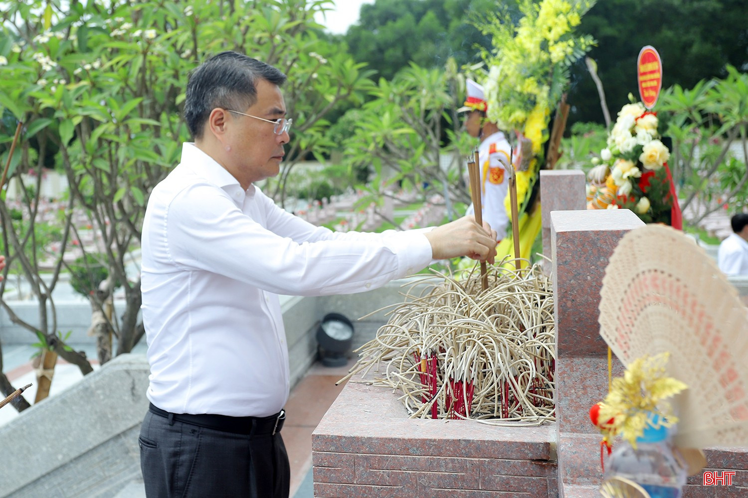 Đồng chí Lê Minh Hưng dâng hương tưởng niệm tại Nghĩa trang Liệt sỹ Núi Nài. bqbht_br_thuong-binh-liet-sy-1aab.jpg