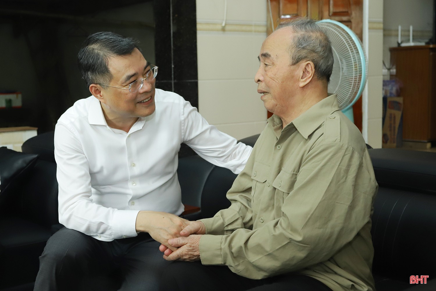 Đồng chí Lê Minh Hưng hỏi thăm sức khỏe của ông Trần Văn Tự. bqbht_br_thuong-binh-liet-sy-5b.jpg