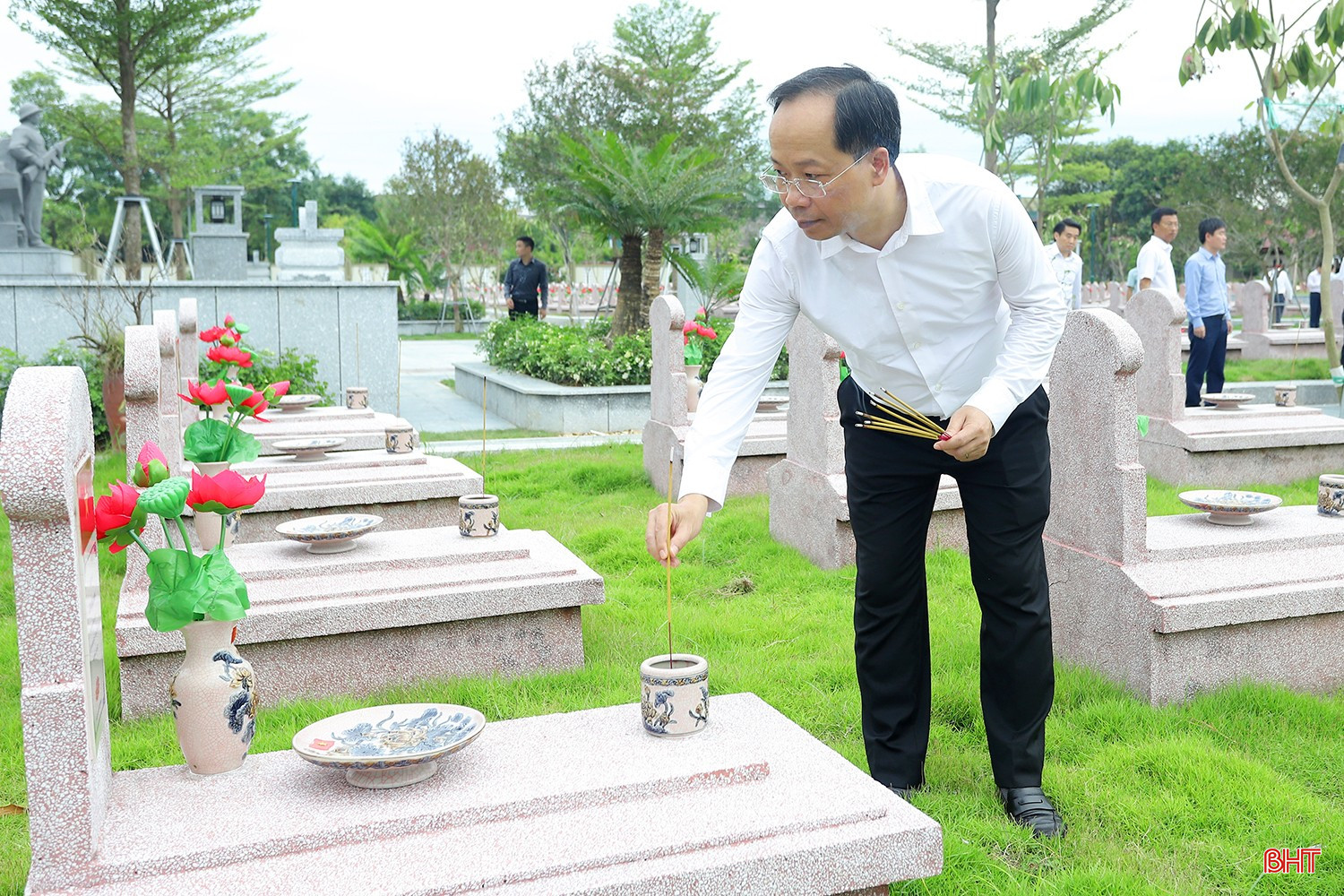 ..., và Bí thư Tỉnh ủy Hà Tĩnh Nguyễn Duy Lâm thắp nén hương thơm lên phần mộ các anh hùng liệt sỹ ở Nghĩa trang Liệt sỹ Núi Nài. bqbht_br_thuong-binh-liet-sy.jpg