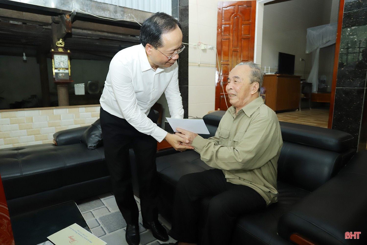 Bí thư Tỉnh ủy Hà Tĩnh Nguyễn Duy Lâm thăm hỏi sức khỏe, trao quà tới ông Trần Văn Tự. bqbht_br_thuong-binh-liet-sy-5a.jpg