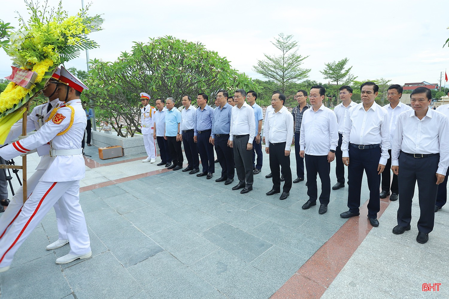 Đoàn công tác Trung ương dâng vòng hoa tưởng nhớ các anh hùng liệt sỹ ở Nghĩa trang Liệt sỹ Núi Nài. bqbht_br_thuong-binh-liet-sy-2b.jpg