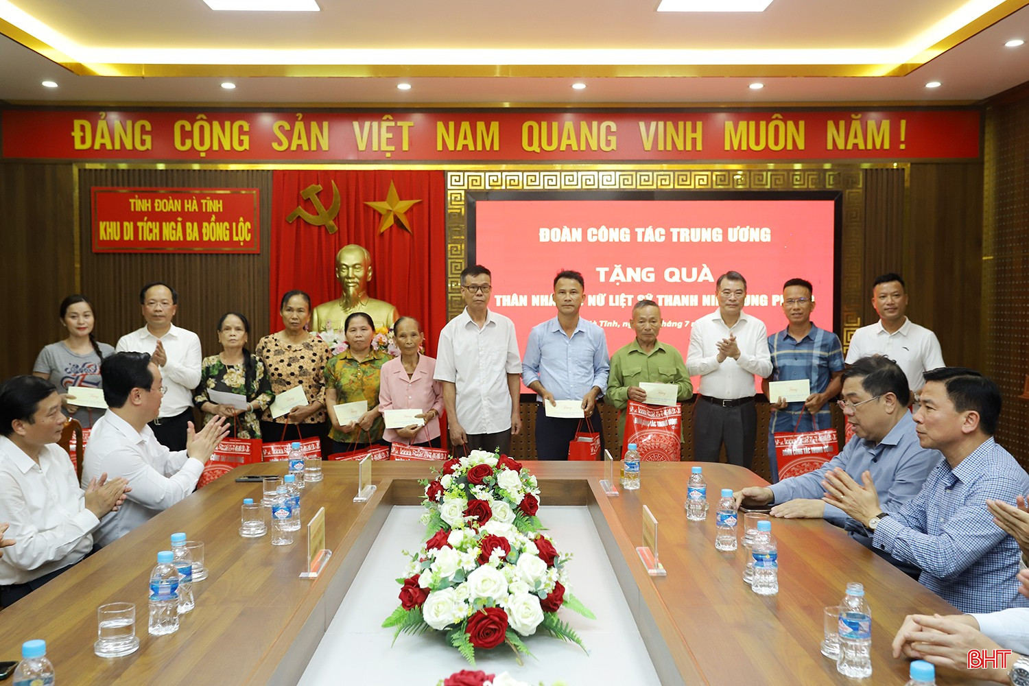 Đồng chí Lê Minh Hưng - Trưởng ban Tổ chức Trung ương và Bí thư Tỉnh ủy Hà Tĩnh Nguyễn Duy Lâm trao quà cho thân nhân 10 nữ liệt sỹ thanh niên xung phong Ngã ba Đồng Lộc. bqbht_br_thuong-binh-liet-sy-8.jpg