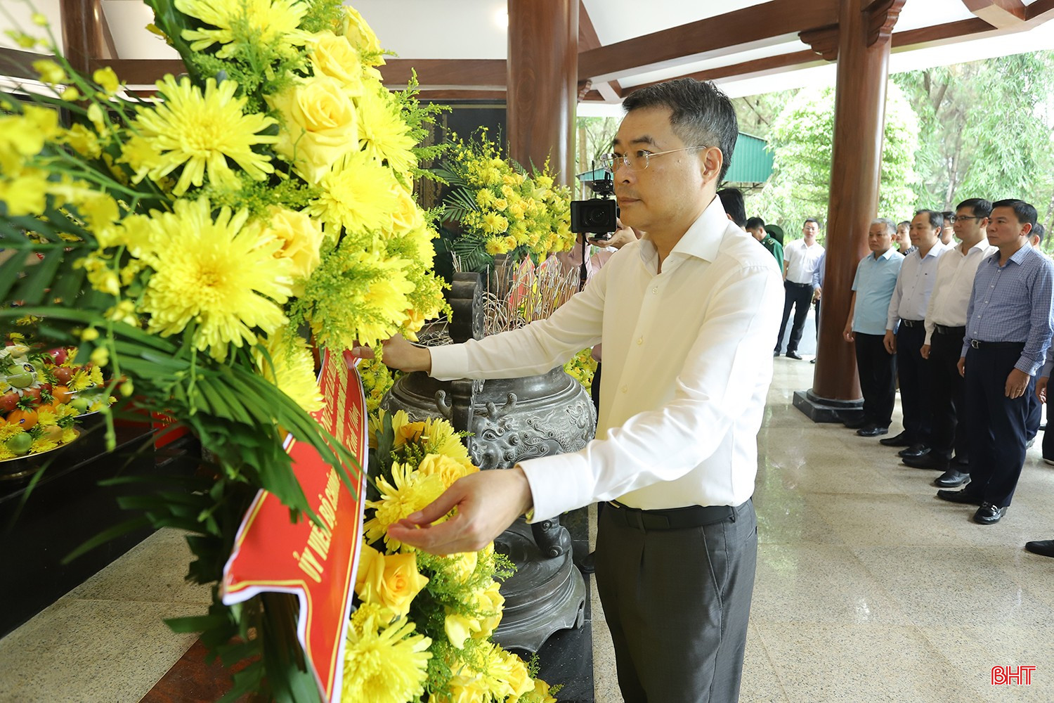 Đồng chí Lê Minh Hưng dâng hoa tại Nhà bia tưởng niệm liệt sĩ TNXP toàn quốc ở Khu di tích lịch sử Ngã ba Đồng Lộc. bqbht_br_thuong-binh-liet-sy-9.jpg