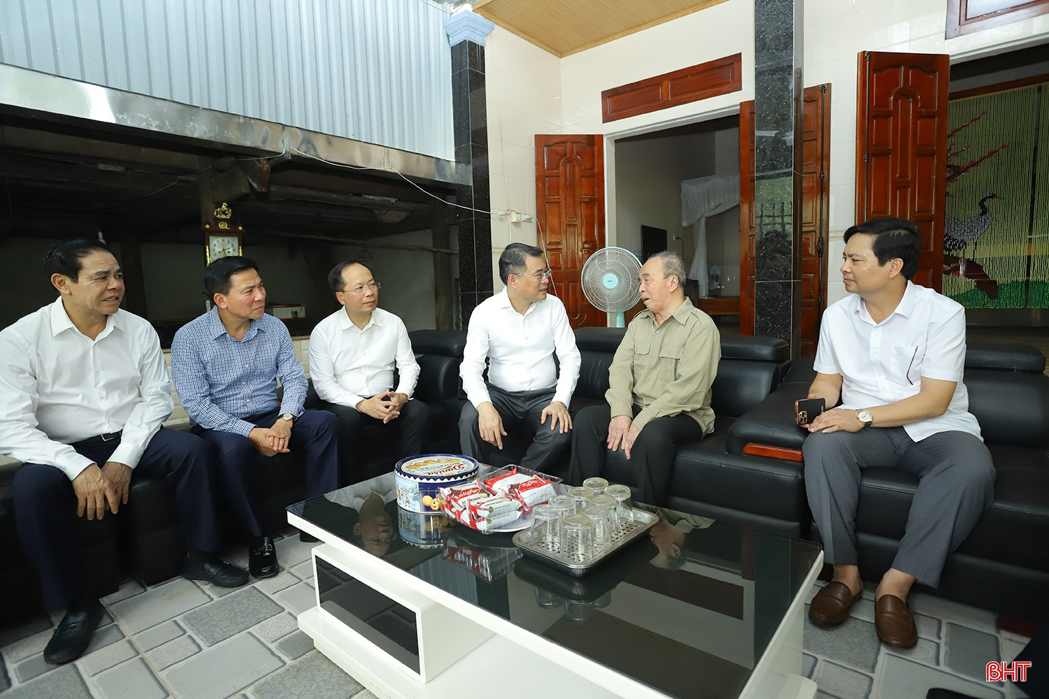 Đoàn công tác tới thăm gia đình ông Trần Văn Tự, 82 tuổi, là thương binh 1/4 ở xã Tứ Mỹ. bqbht_br_thuong-binh-liet-sy-5ca.jpg
