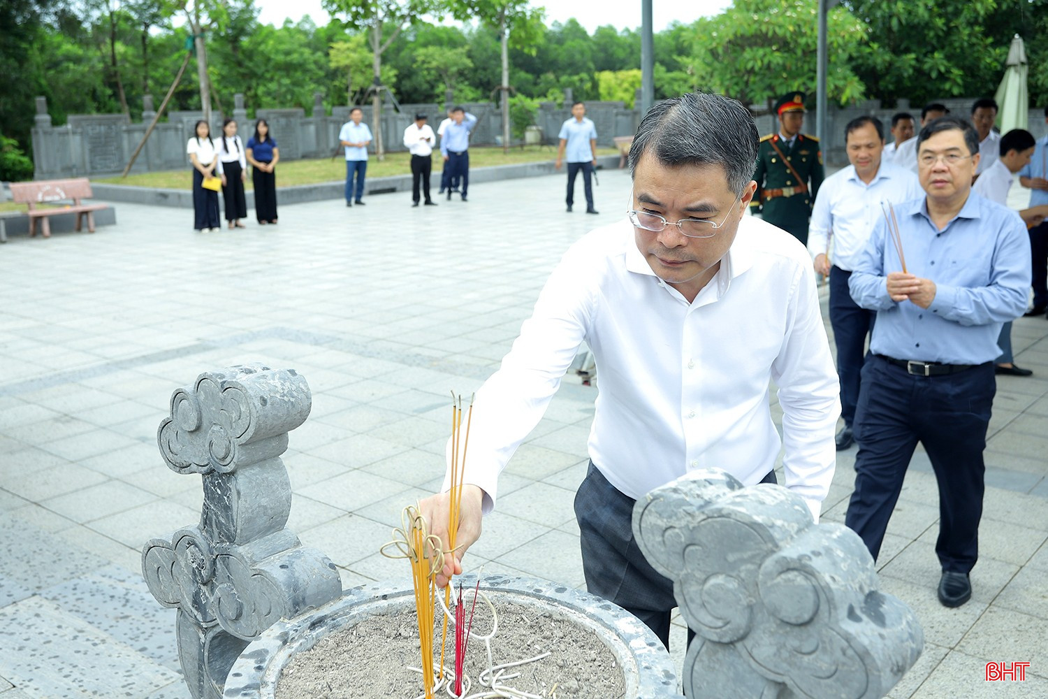 Đồng chí Lê Minh Hưng dâng hương tưởng niệm cố Tổng Bí thư Hà Huy Tập. bqbht_br_thuong-binh-liet-sy-4vaa.jpg