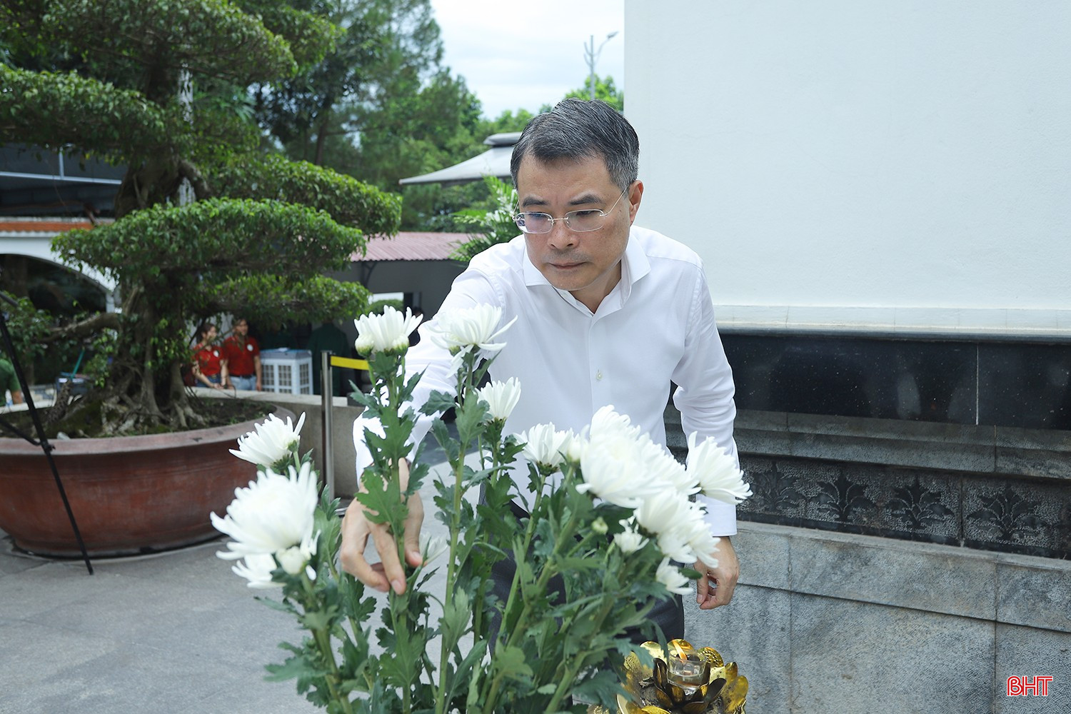 Đồng chí Lê Minh Hưng dâng hoa, dâng hương tại phần mộ 10 liệt nữ TNXP. bqbht_br_thuong-binh-liet-sy-10a.jpg