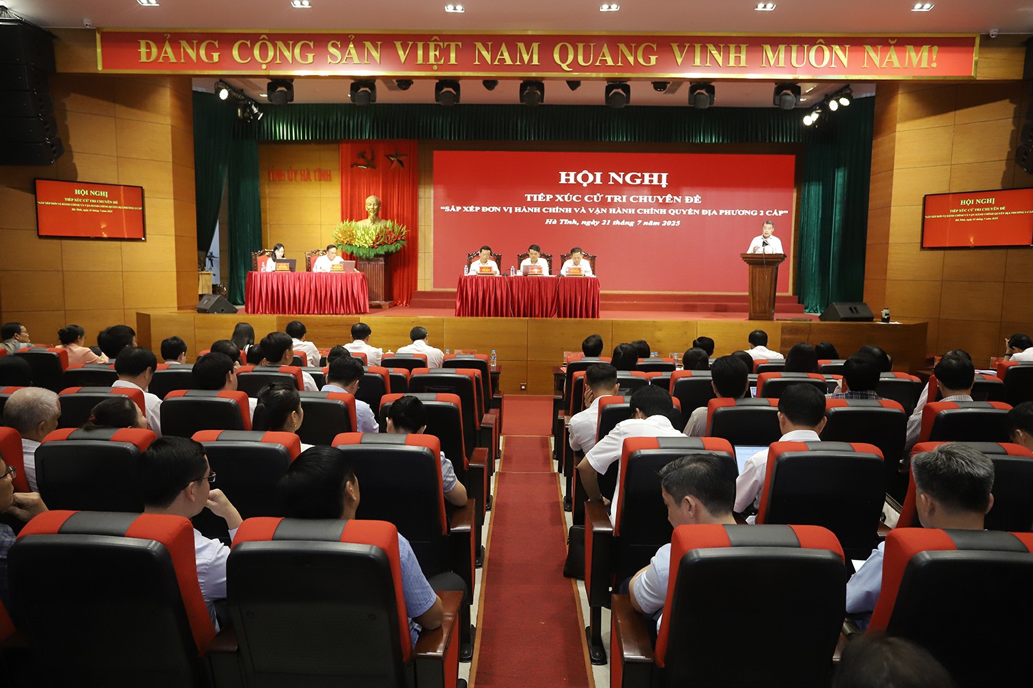 Hội nghị tiếp xúc cử tri chuyên đề “Sắp xếp đơn vị hành chính và vận hành chính quyền địa phương 2 cấp” sau kỳ họp thứ 9, Quốc hội khóa XV. hoi-nghi-tiep-xuc-cu-tri00.jpg