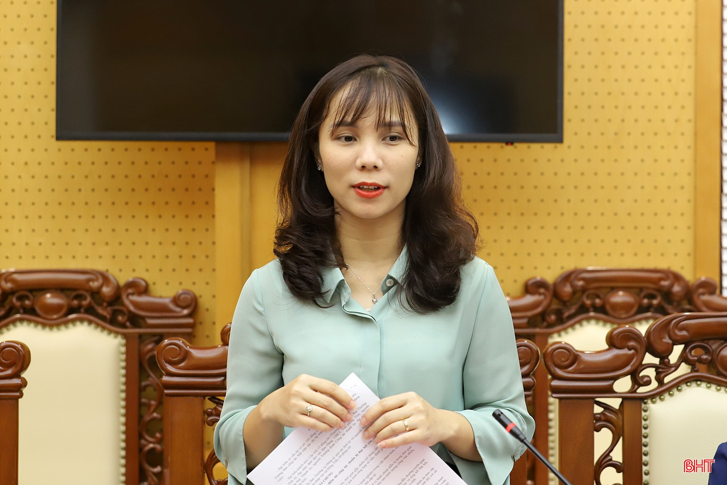 Bí thư Đảng ủy, Chủ tịch HĐND xã Đồng Tiến Nguyễn Thị Như Ngọc trình bày dự thảo báo cáo chính trị. bqbht_br_duyet-dai-hoi-1.jpg
