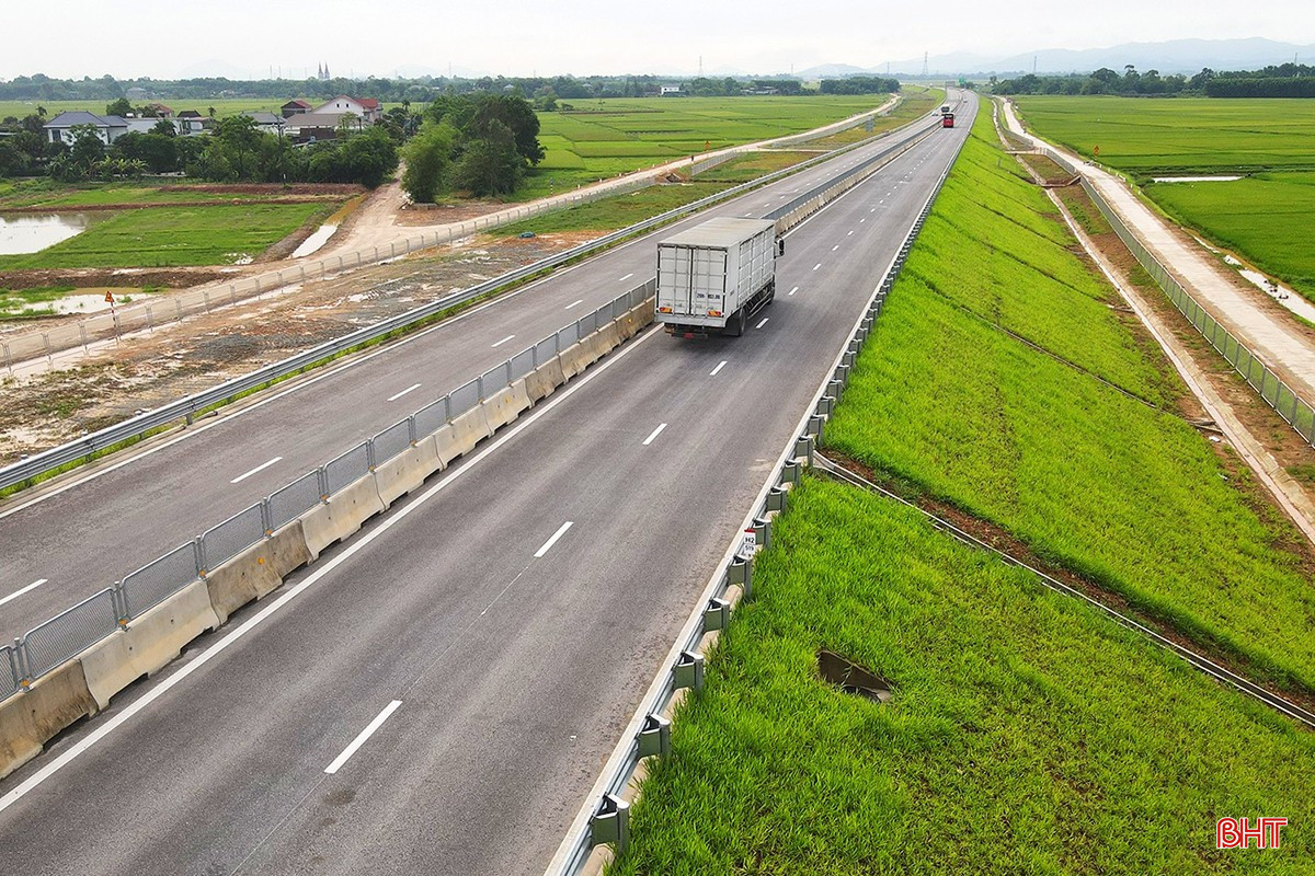 Cỏ hai bên cao tốc phát triển xanh tốt nên người dân cho gia súc vào đây để chăn thả. bqbht_br_cao-toc-bac-nam-4-3037.jpg