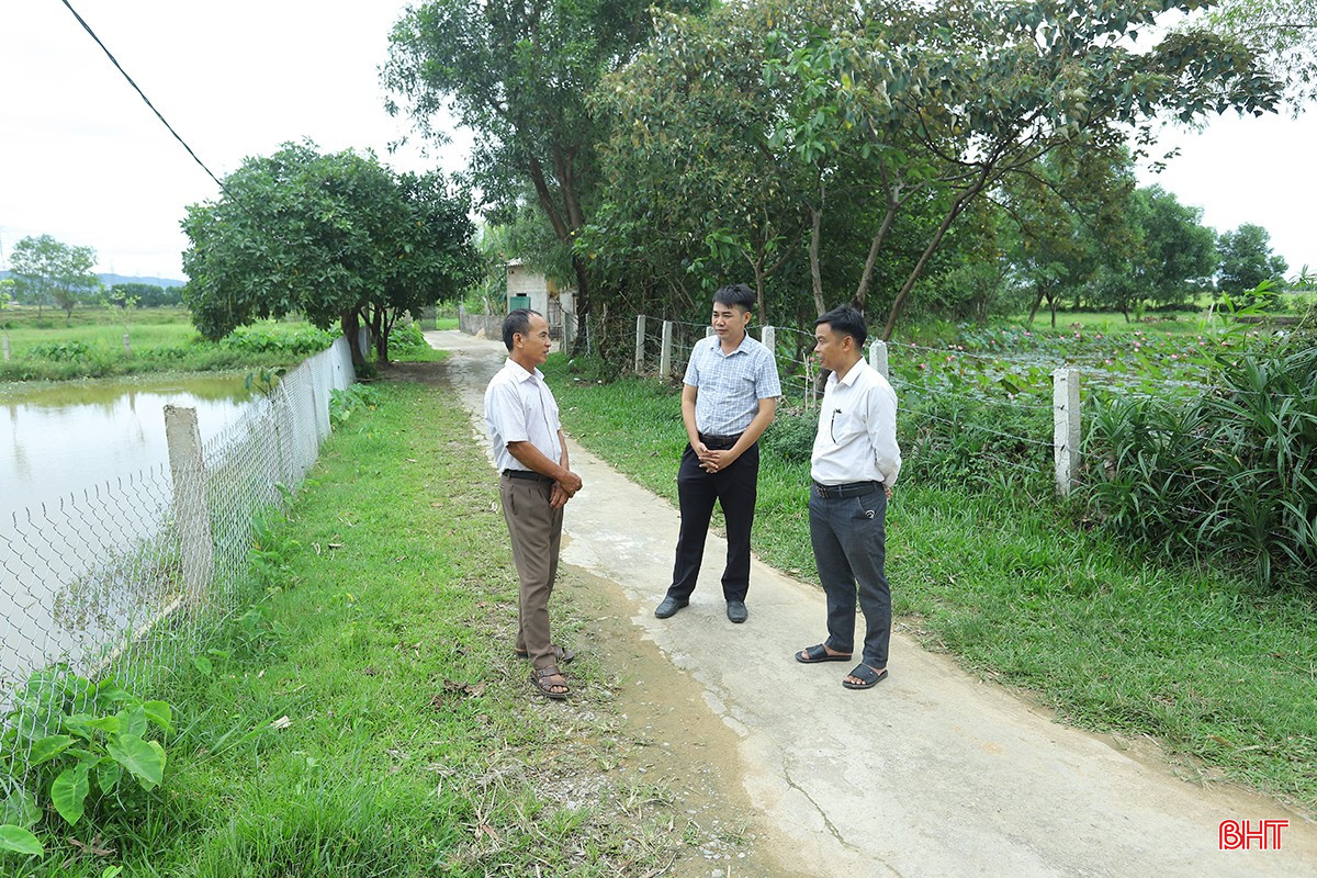 Cam Lac commune government and Hung Dao village executive committee exchanged information about the high-speed railway project with Mr. Vo Xuan Luu's family. bqbht_br_duong-sat-toc-do-cao-7.jpg