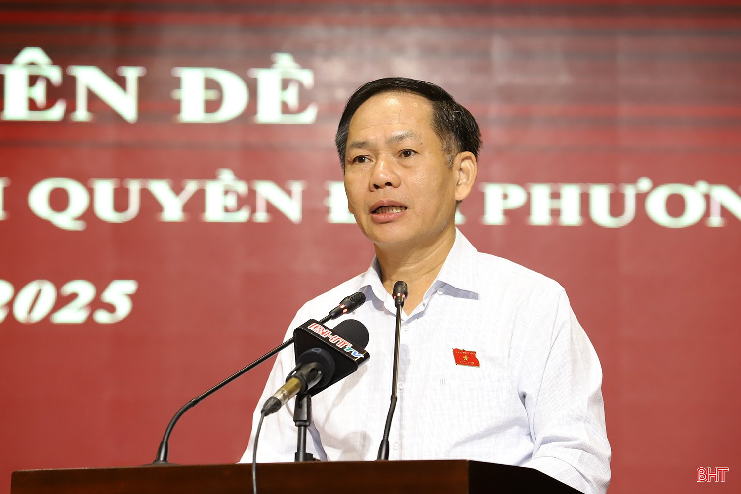 Phó Trưởng đoàn phụ trách Đoàn ĐBQH tỉnh Trần Đình Gia báo cáo kết quả Kỳ họp thứ 9, Quốc hội khóa XV. bqbht_br_hoi-nghi-tiep-xuc-cu-tri-03.jpg
