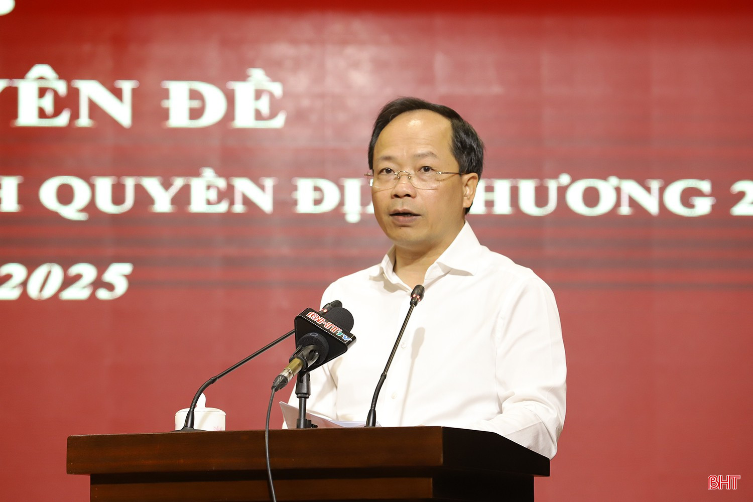 Bí thư Tỉnh ủy Nguyễn Duy Lâm phát biểu tại hội nghị. bqbht_br_hoi-nghi-tiep-xuc-cu-tri-04a.jpg
