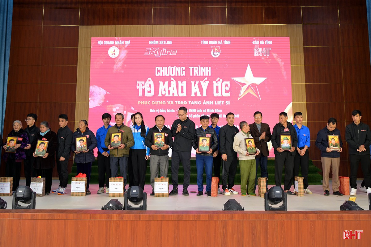Lãnh đạo Ban Dân vận Tỉnh ủy, Tỉnh đoàn Hà Tĩnh trao di ảnh và quà tới thân nhân liệt sĩ. bqbht_br_az9a-4924.jpg