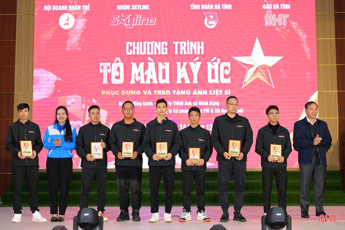 Tại chương trình, Bí thư Tỉnh ủy Hoàng Trung Dũng và Bí thư Tỉnh đoàn Nguyễn Ny Hương đã trao quà cảm ơn đến các thành viên nhóm Skyline. bqbht_br_az9a-5140.jpg