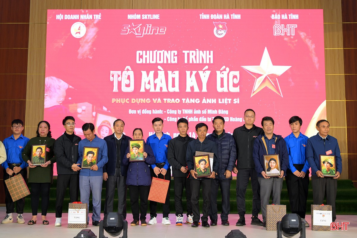 Bí thư Tỉnh ủy Hoàng Trung Dũng, Chủ tịch Ủy ban MTTQ tỉnh Trần Nhật Tân trao di ảnh và quà tới thân nhân các liệt sĩ. bqbht_br_az9a-4891.jpg