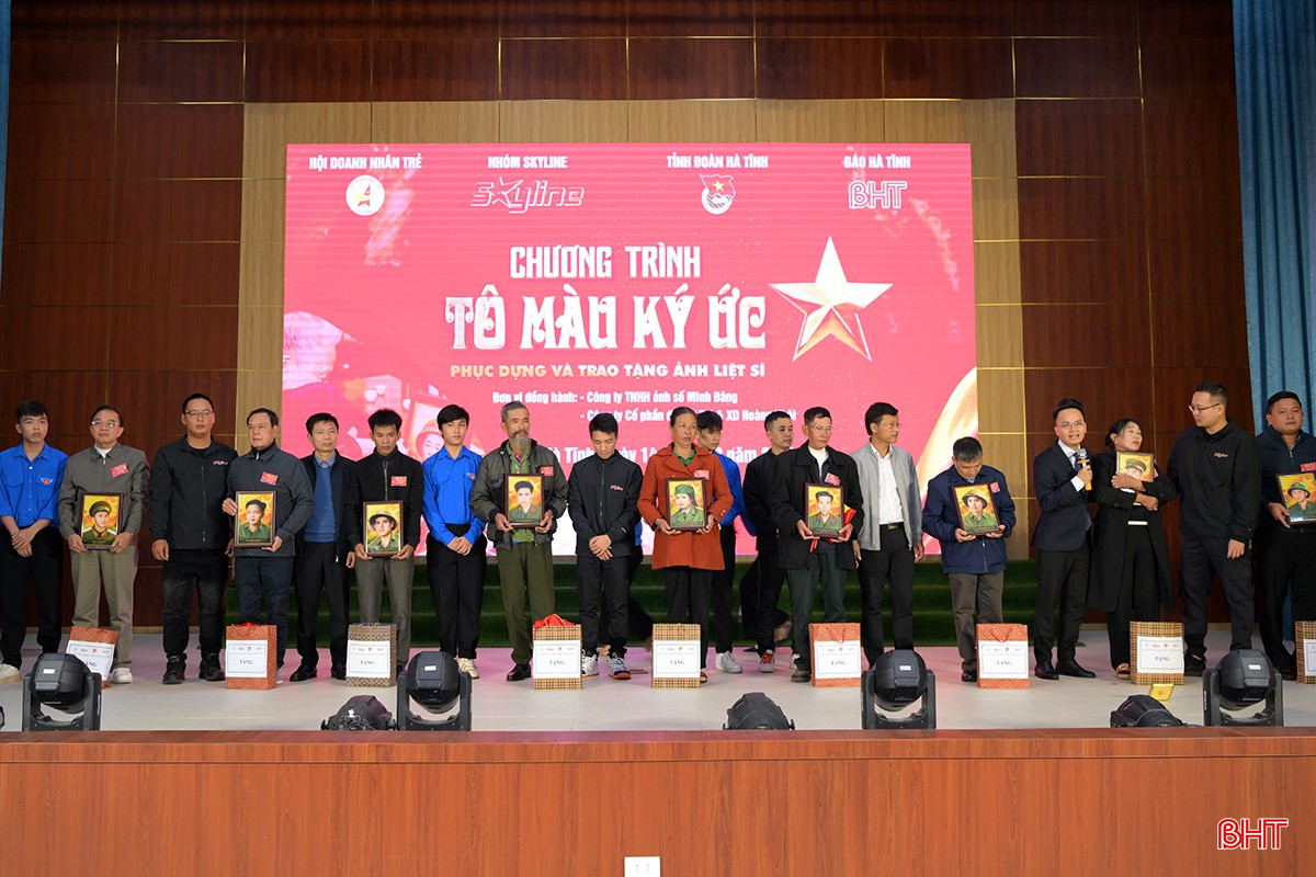 Lãnh đạo Văn phòng Tỉnh ủy và Báo Hà Tĩnh trao di ảnh và quà tới thân nhân liệt sĩ. bqbht_br_az9a-4986.jpg